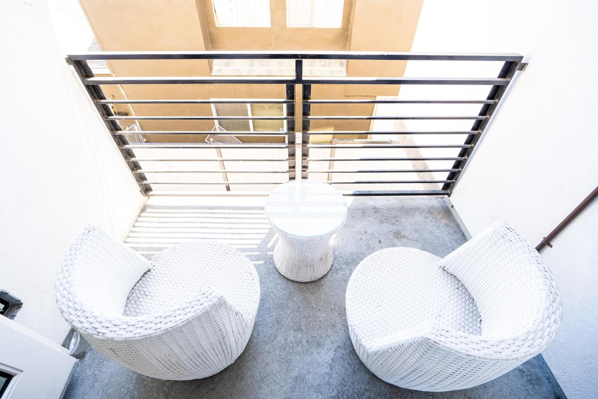 Chic Modern Loft In Hollywood 1 Bedroom With Balcony & Free Secure Parking Apartment