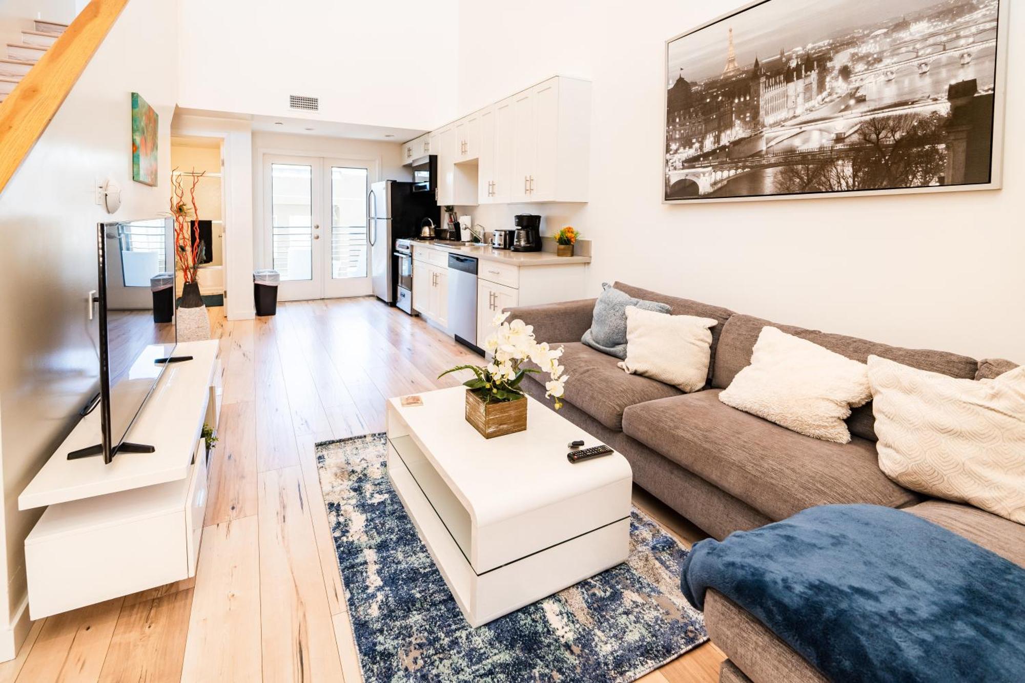 Chic Modern Loft In Hollywood 1 Bedroom With Balcony & Free Secure Parking Apartment